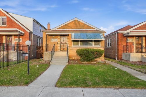 8305 S Paxton Ave, Chicago, IL, 60617-1853 | Card Image