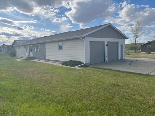 802 10th St, Circle, MT, 59215-7522 | Card Image