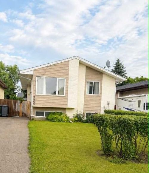 3905 52 Ave, Ponoka, AB, T4J1C8 | Card Image