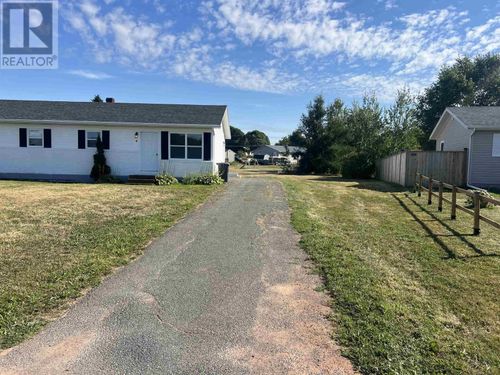 4 Elizabeth Cres, Stratford, PE, C1B1K4 | Card Image