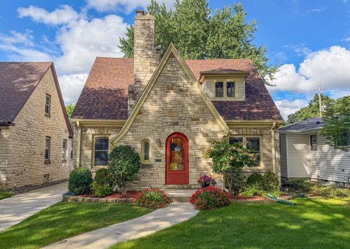2473 N 84th Street, Wauwatosa, WI, 53226 | Card Image