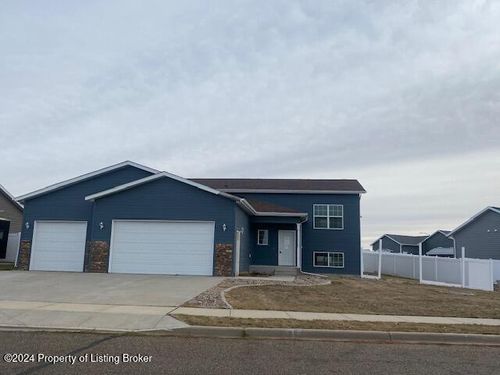 2688 Country Oak Drive, Dickinson, ND, 58601 | Card Image