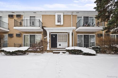 22270 Kelly Rd, Eastpointe, MI, 48021-2663 | Card Image