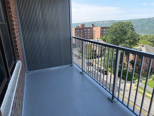 5e-650 Warburton, Yonkers, NY, 10701 | Card Image
