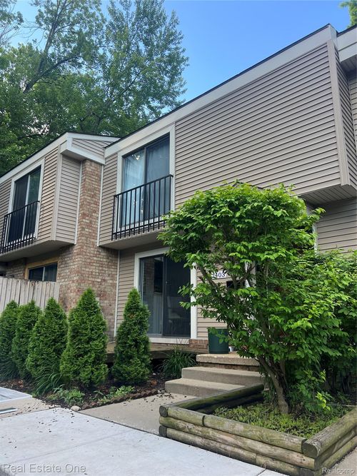 93-1403 Oakbrook E, Rochester Hills, MI, 48307-1127 | Card Image