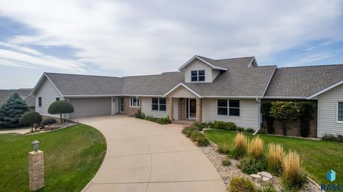 300 Calumet Cir, Yankton, SD, 57078-6749 | Card Image