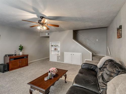 6742 N Meridian Ave, Oklahoma City, OK, 73116-1438 | Card Image