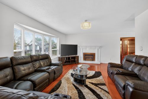 8927 146a St, Surrey, BC, V3R6Z9 | Card Image