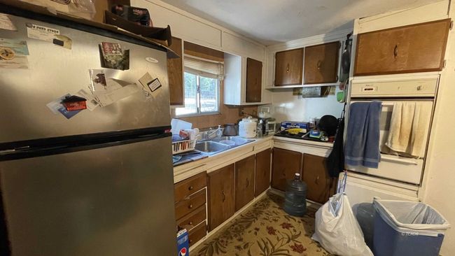 Kitchen inside manufactured | Image 28