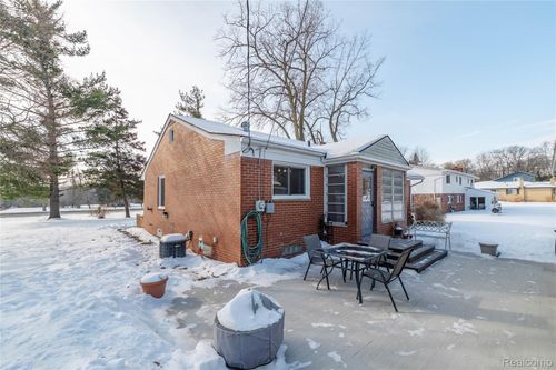 30740 W 11 Mile Rd, Farmington Hills, MI, 48336-1204 | Card Image