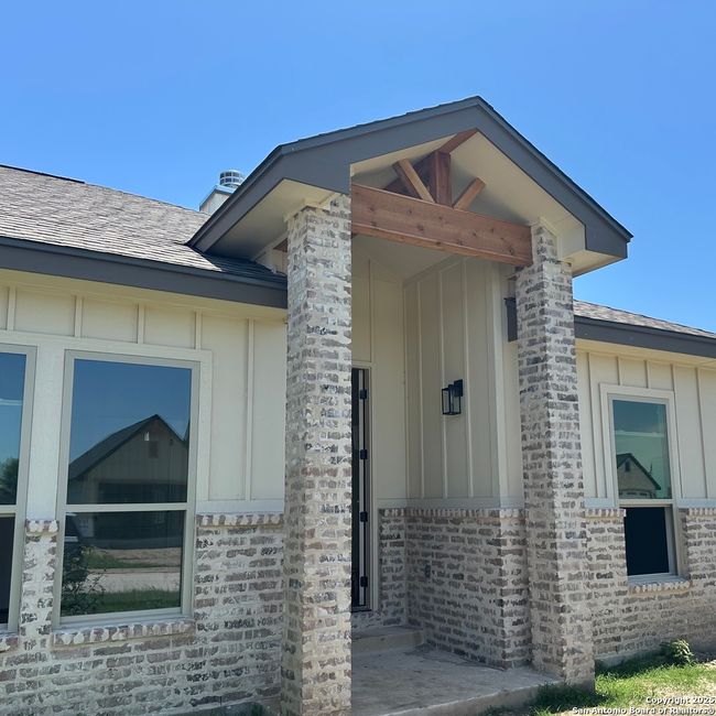 720 N Dickson St, House other with 4 bedrooms, 2 bathrooms and null parking in Poth TX | Image 8