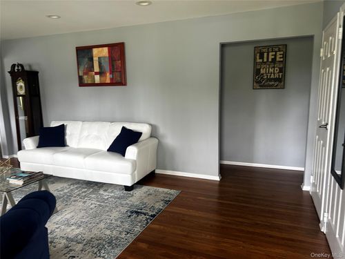 31 Starlight Dr, Commack, NY, 11725-3524 | Card Image