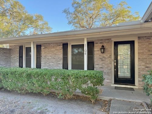 1104 Newhall St, Beeville, TX, 78102-2920 | Card Image