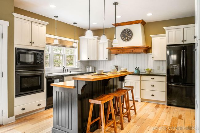25-web-or-mls-3022-jamesway-ave | Image 12
