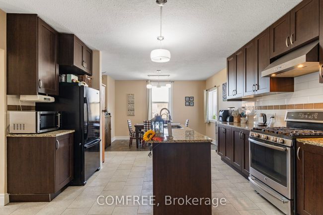 8 Laura St, House other with 5 bedrooms, 3 bathrooms and 4 parking in Lyn ON | Image 19