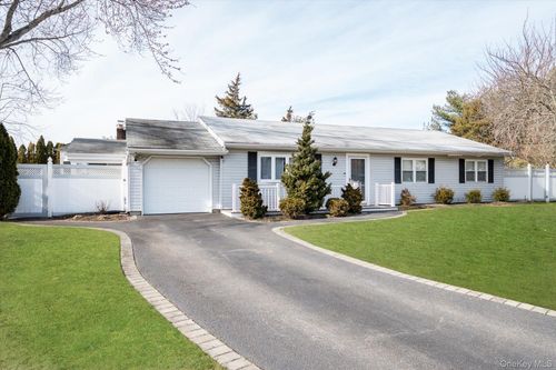 1 Park Ct, Smithtown, NY, 11787-3725 | Card Image