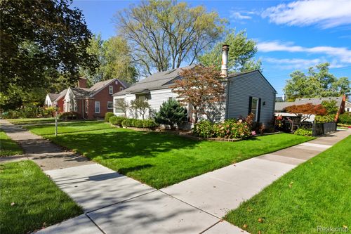 10404 Hart Ave, Huntington Woods, MI, 48070-1128 | Card Image