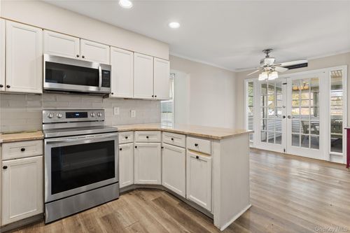 11 Marlboro Ln, East Islip, NY, 11730-2207 | Card Image