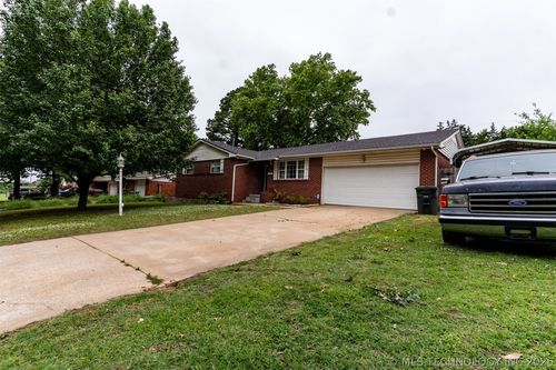 18 S Meadowhill Dr, Bristow, OK, 74010-3322 | Card Image