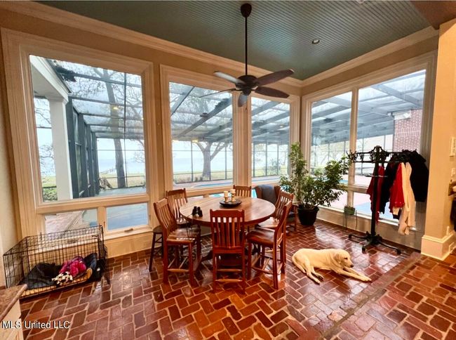 Kitchen sitting area | Image 104