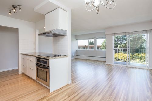11-1450 Chesterfield Ave, North Vancouver, BC, V7M2N4 | Card Image