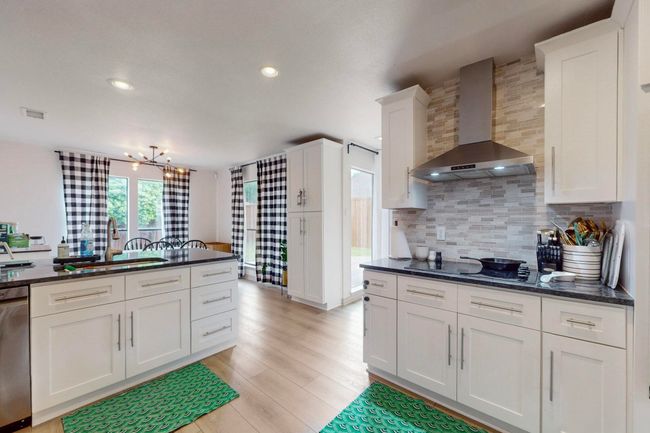 Kitchen with view to breakfast/ dining area | Image 12