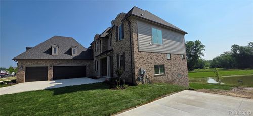55590 Laurel Oaks Ln, Utica, MI, 48315-6710 | Card Image