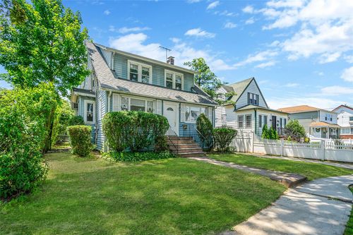 10 Leach St, Lynbrook, NY, 11563-2417 | Card Image