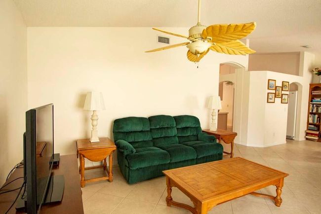 1019 Se Euclid Ln, House other with 3 bedrooms, 2 bathrooms and null parking in Port St Lucie FL | Image 5