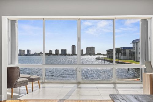 204-2936 Lake Shore Dr, Riviera Beach, FL, 33404-4661 | Card Image