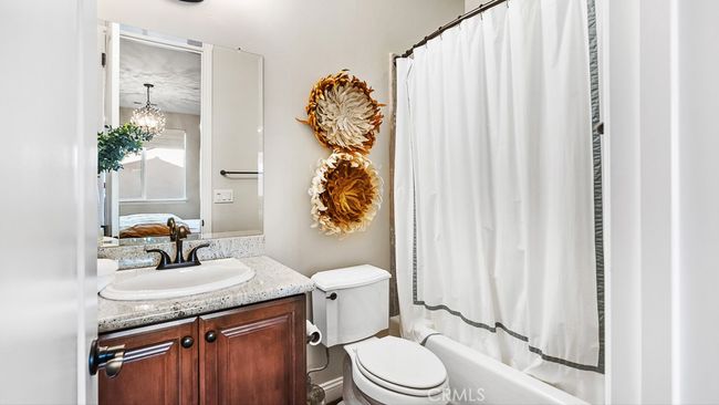 Upstairs Bathroom | Image 23