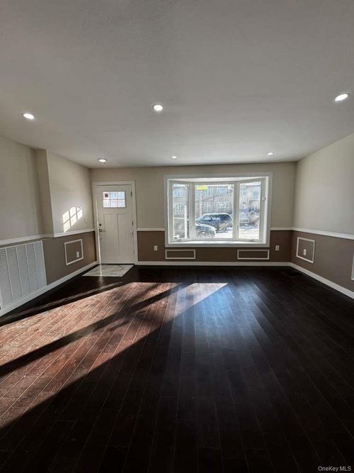 14750 231st St, Springfield Gardens, NY, 11413-4428 | Card Image