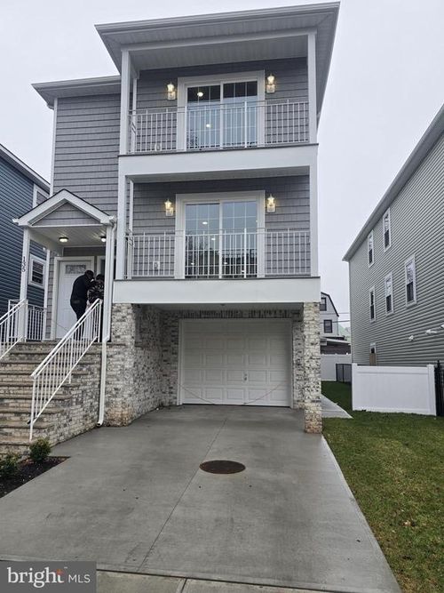 135 N 15th St, East Orange, NJ, 07017-5235 | Card Image