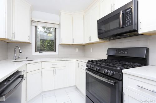 231 Tree Top Ln, Yorktown Heights, NY, 10598-5330 | Card Image