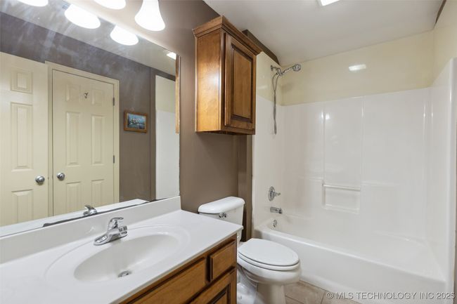 Upstairs full bath | Image 19