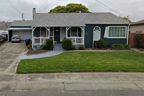 16966 Los Reyes Ave, Ashland, CA, 94578-2430 | Card Image