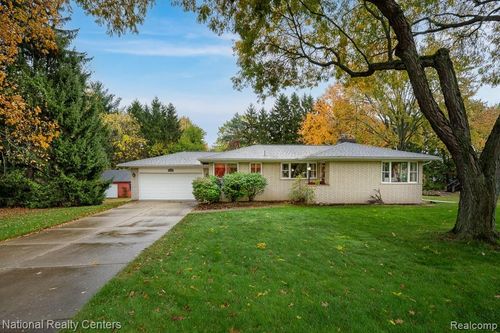 837 Dakota, Rochester Hills, MI, 48307-2877 | Card Image