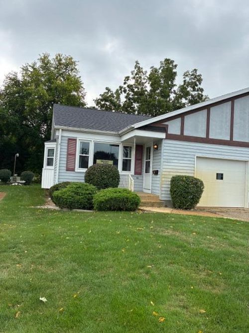 1050 Village Ln, Jenison, MI, 49428-8376 | Card Image