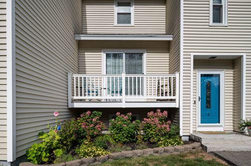 4 Pine Meadows Dr, Exeter, NH, 03833-4819 | Card Image