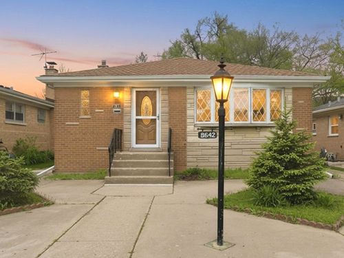 8642 Gross Point Rd, Skokie, IL, 60077-2164 | Card Image