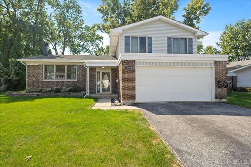 3011 Scenicwood Ln, Woodridge, IL, 60517-3715 | Card Image
