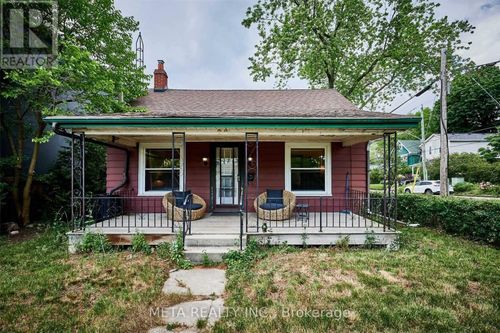 22 Freeman Street S, Toronto (Birchcliffe-Cliffside), ON, M1N2B9 | Card Image