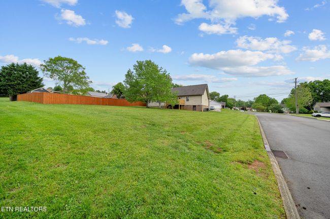 CORNER LOT! HUGE BACK YARD! | Image 21