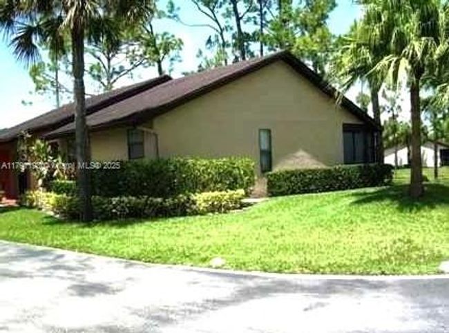 120 Roselle Ct, Home with 3 bedrooms, 2 bathrooms and null parking in Royal Palm Beach FL | Image 7