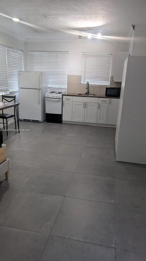 apt-7-2822 Pine Tree Dr, Miami Beach, FL, 33140-4352 | Card Image
