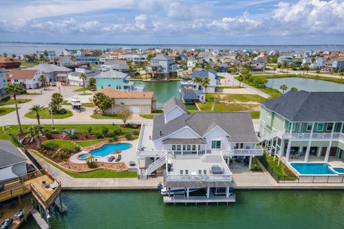 208 Coconut St, Tiki Island, TX, 77554-6130 | Card Image