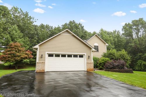 300 Alexander Dr, Walled Lake, MI, 48390-2952 | Card Image