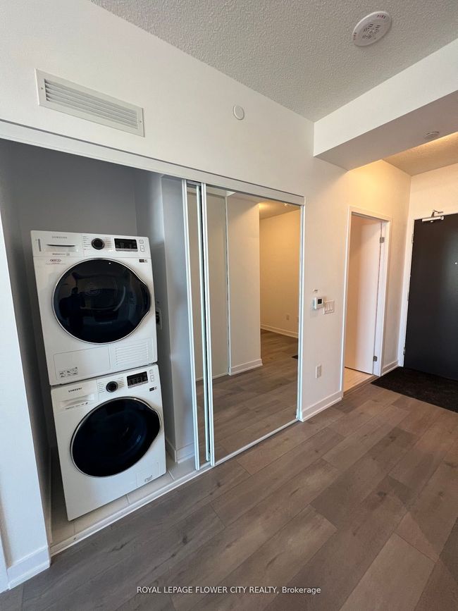 1715 - 10 Honeycrisp Cres, Condo with 2 bedrooms, 1 bathrooms and null parking in Vaughan ON | Image 17