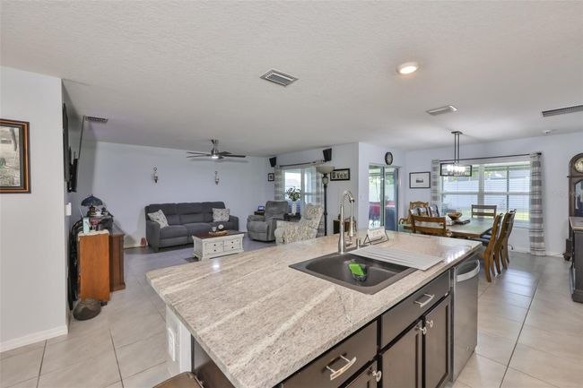 16704 Sunburst Lake St, House other with 3 bedrooms, 2 bathrooms and null parking in WIMAUMA FL | Image 4