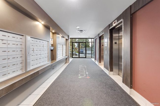 Lobby with expansive windows | Image 20